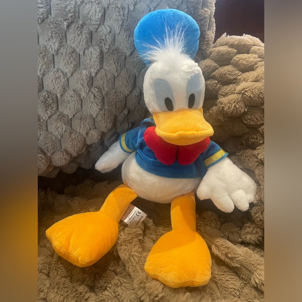 Authentic Disney Store Plush Donald Duck aprox 19”